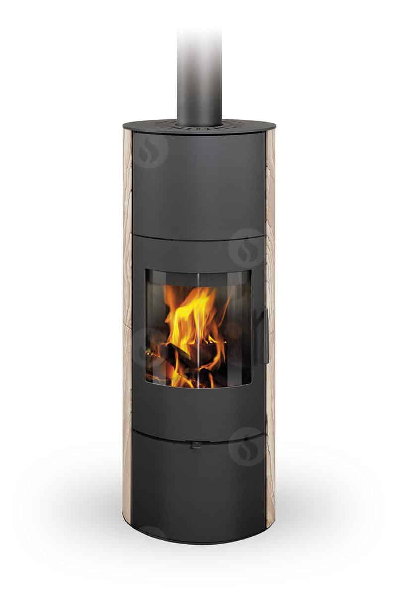 Le ROMOTOP EVORA ACCUM est un poêle à bois cylindrique noir avec un feu visible à l'intérieur grâce à sa vitre frontale. Ce POÊLE À BOIS arbore un design épuré et moderne, complété par un conduit de cheminée vertical sur le dessus.