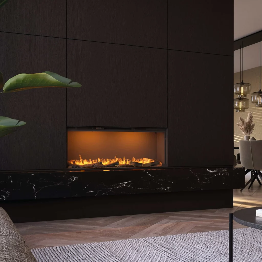 Un salon moderne est doté d'une élégante cheminée en marbre noir avec des flammes, gracieuseté de la collection GLAMMFIRE Prestige. Les murs sombres ajoutent une touche sophistiquée. À gauche se trouve une grande plante verte et à droite se trouve un coin repas avec des luminaires contemporains et une composition florale séchée.