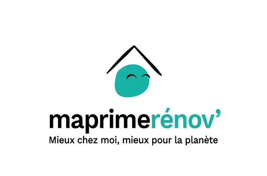 Logo de "maprimerénov'" représentant une maison simple de couleur bleu canard avec un smiley. Le slogan "Mieux chez moi, mieux pour la planète" est écrit en français ci-dessous, ce qui signifie "Mieux chez moi, mieux pour la planète". Certifié selon les normes RGE pour assurer une qualité de premier ordre et des rénovations respectueuses de l'environnement.