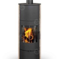 Le ROMOTOP EVORA ACCUM est un poêle à bois cylindrique noir avec un feu visible à l'intérieur grâce à sa vitre frontale. Ce POÊLE À BOIS arbore un design épuré et moderne, complété par un conduit de cheminée vertical sur le dessus.