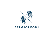 Un logo représentant le nom « Sergio Leoni » en bleu, avec deux lions héraldiques se faisant face de chaque côté d'une ligne diagonale au-dessus du texte. Les lions sont détaillés en bleu sur un fond blanc.