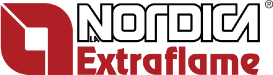 L'image présente le logo Nordica Extraflame, avec un emblème stylisé rouge et blanc à gauche. « NORDICA » apparaît en lettres blanches en gras, tandis que « Extraflame » est écrit en lettres rouges plus petites à droite de l'emblème.